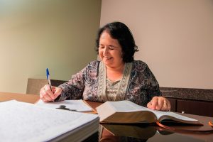 Josiéli trabalha atualmente na segunda cópia manuscrita da Bíblia. Foto: William de Moraes 