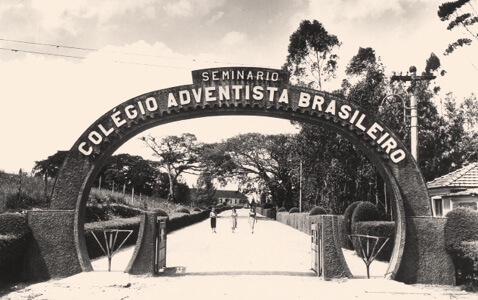 O característico portão na década de 1950: entrada para o mundo do saber. Foto: Acervo Unasp