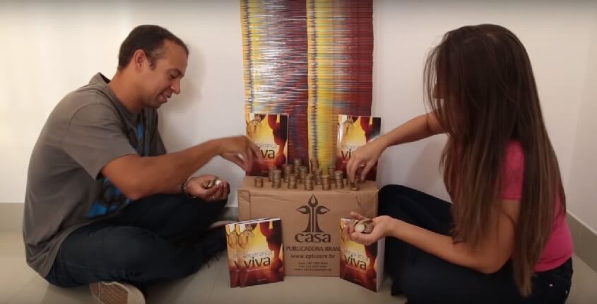 Casal reune 550 moedas de um real para comprar livros