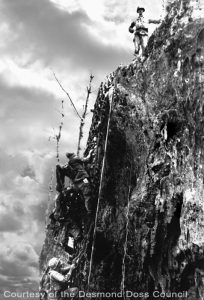 Desmond Doss na parede rochosa imponente que os soldados chamavam de Hacksaw Ridge (colina "Serra do Arco").