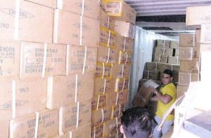 Por causa das quase cinco décadas de proibição do acesso à Bíblia, algumas igrejas têm apenas um ou dois exemplares das Escrituras para toda a congregação e muitos pregadores cubanos precisam dividir um mesmo exemplar para estudar e pregar. Realidade que deve mudar com a reabertura para a distribuição do livro sagrado no país comunista. Foto: reprodução The Joplin Globe