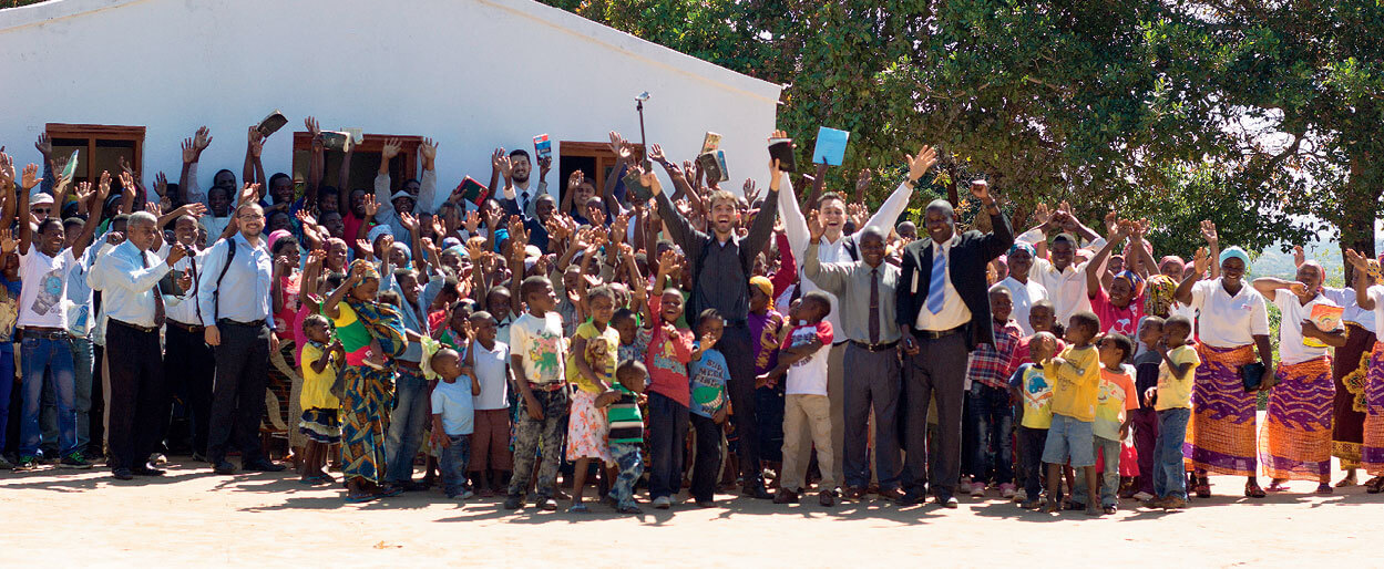 Em quase um mês de trabalho, estudantes ajudaram a construir uma escola em Nampula, Moçambique. Créditos da imagem: Caroline Stabenow