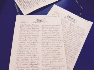 criancas-fazem-copia-manuscrita-da-biblia-em-belo-horizonte-3
