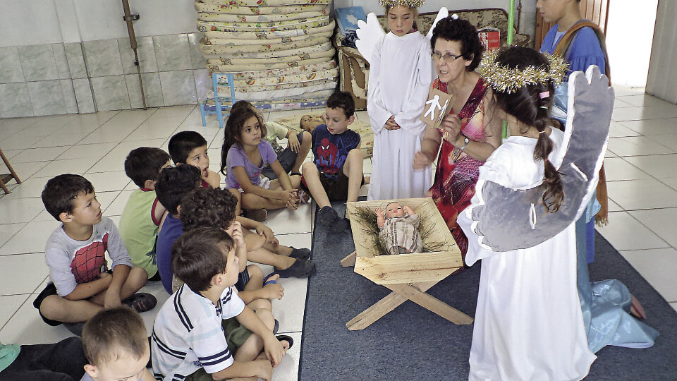 A voluntária Rosa Ceconi ensina músicas e histórias bíblicas em escolas públicas de Sapiranga (RS). A iniciativa foi de sua amiga Sueli Spies Crédito: Arquivo pessoal de Rosa Ceconi