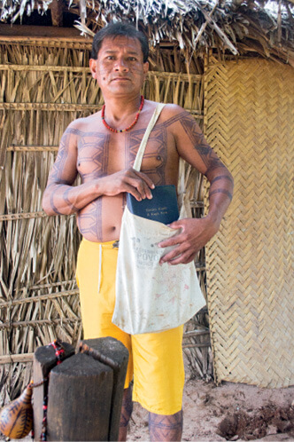 O cacique apinajé Josué Dias Souza compõe hinos na língua nativa. Prática vem sendo incentivada pela Igreja Adventista como uma forma de preservação da cultura nativa. Foto: Márcio Tonetti